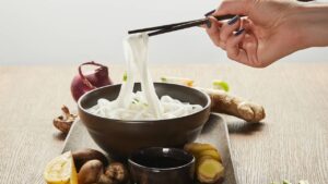 Uma massa tão leve que quase desaparece, mas absorve o sabor como se tivesse memória própria