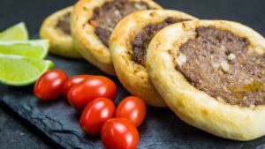 Esta massa para esfiha fica tão leve e elástica que você vai querer descobrir o motivo