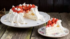 Merengue de morango que combina crocância, acidez e cremosidade em uma harmonia que conquista