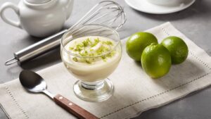 Mousse de limão leve como ar, com aquele azedinho esperto que acorda o paladar na primeira colher