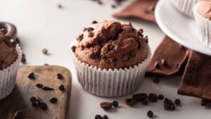 Muffin de chocolate fofinho, cheio de aroma quente e miolo escuro que derrete na mordida