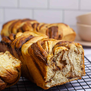 Pão de Canela Fofinho com Recheio que Escorre e Cobertura Cremosa em 2 Horas – Museu de Sabores