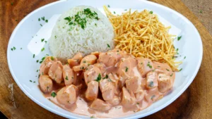 Estrogonofe de Soja Cremoso e Saboroso: A Receita Vegetariana Fácil e Rápida Para o Seu Almoço Perfeito