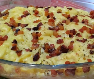Mandioca ao Forno Cremosa com Bacon e Molho Branco: A Receita Divina que Desmancha na Boca e Conquista a Todos