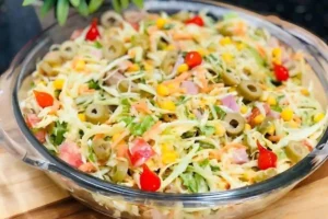 Salada Mista Cremosa de Domingo: A Receita da Vovó Rápida e Irresistível para um Almoço Inesquecível em Família