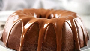 Bolo de Cappuccino Caseiro com Chocolate: A Receita da Massa Fofinha e Cobertura Cremosa Perfeita para o Café da Tarde