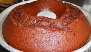 Bolo de Chocolate Fofinho e Molhadinho: A Receita Infalível que Sempre Dá Certo e Vira Sua Favorita!