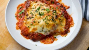 Parmegiana de Frango Caseira Perfeita: Aprenda a Receita Fácil e Suculenta que Fica Pronta em 40 Minutos!