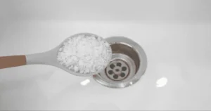 O Segredo Guardado dos Encanadores: A ‘Receita’ Caseira com Sal Grosso que Desentope Ralos, Salva Seu Dinheiro e Facilita a Vida na Cozinha!