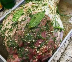 Descobri o Segredo do Pernil Assado Perfeito: Macio que Desmancha com o Garfo, Usando Temperos Simples que Você Já Tem em Casa!