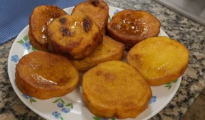 Receita Original de Rabanadas Tradicionais com Calda de Vinho do Porto: O Segredo do Natal Português que Derrete na Boca