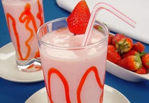 Frapê de Morango Cremoso e Refrescante: A Receita Perfeita para Adoçar seu Dia de Verão em 15 Minutos!