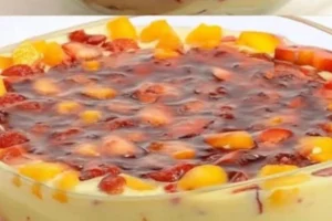 Pavê Natalino de Frutas Tropical: A Sobremesa Fácil, Colorida e Inesquecível que Vai Brilhar na Sua Ceia de Fim de Ano (Receita Sem Forno!)