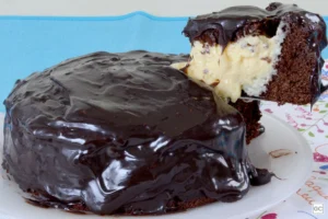 Descubra o Bolo de Chocolate com Mousse de Maracujá: A Receita Irresistível e Fácil para Celebrar ou Vender!