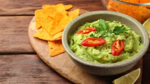 Descubra o Segredo do Guacamole Cremoso e Nachos Crocantes: A Receita Mexicana Fácil para Suas Noites de Petiscos com Amigos