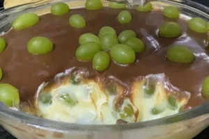 Bombom de Uva na Travessa Cremoso SEM FORNO: A Receita Rápida que NUNCA Sobra nem a Colher!