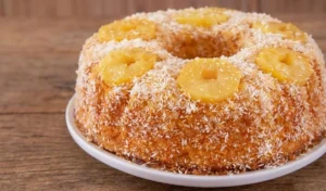 Bolo de Ananás e Coco Molhadinho: A Receita Perfeita para Encantar e Lucrar (Descubra o Segredo da Textura Úmida!)