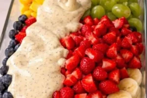 Salada de Frutas Cremosa que Some da Geladeira em Minutos: Receita Rápida, Fácil e Irresistível para Refrescar o Dia!