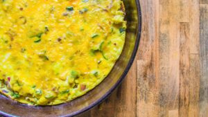 Ovos batidos, abobrinha fininha, queijo derretido — um trio que transforma a frigideira em conforto
