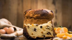 Massa aerada com frutas cristalizadas distribuídas em equilíbrio e aroma suave de baunilha