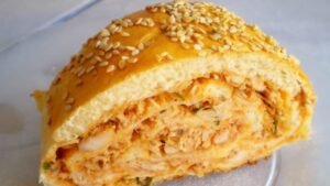 Pão assado e recheado com frango cremoso, perfeito para lanches, cafés e jantas rápidas