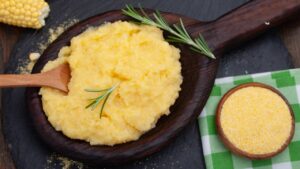 Polenta macia que se espalha no prato como um aconchego quente em forma de comida