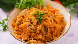 Repolho refogado que amacia devagar e solta um perfume quente de cozinha simples e boa