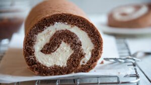 Rocambole de chocolate fofinho, enrolado com chantilly leve que derrete antes de chegar à boca