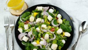 Salada Verde Refrescante com Molho de Laranja