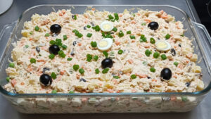 Salpicão de frango vibrante, perfumado e cheio de pedacinhos que transformam cada garfada em surpresa