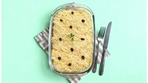 Frango desfiado que se mistura com crocantes, cremosos e coloridos até virar a salada mais famosa das festas