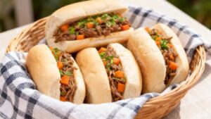 Carne bem temperada, molho escorrendo e um sanduíche que parece pedir duas mãos pra segurar