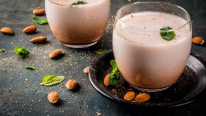 Bebida indiana que mistura especiarias quentes e frescor frio: um gole e você viaja longe