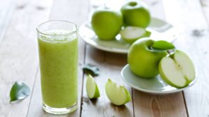 Suco de maçã verde batido com hortelã fresca, leve, brilhante e cheio de frescor na primeira golada