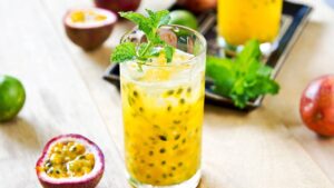 Suco de maracujá feito na hora, com aquele azedinho vivo que desperta até o pensamento