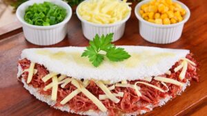 Tapioca recheada com carne seca desfiada e temperada, perfeita para cafés reforçados ou janta leve