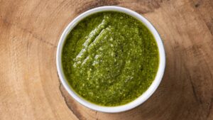 Um punhado de ervas frescas que vira uma pasta aromática capaz de transformar qualquer prato