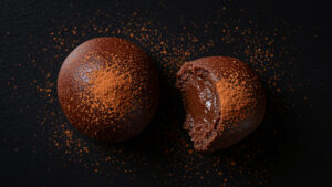 Trufa de chocolate que chega intensa, com aquele aroma profundo que pede mordida imediata
