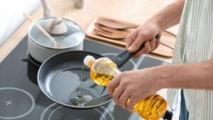 Por que a comida fica oleosa? Entenda os erros comuns