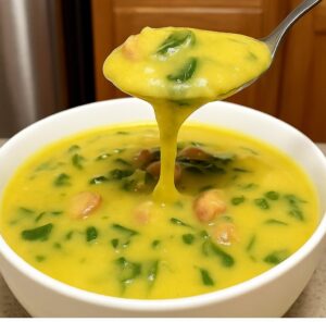 Caldo de Mandioca com Calabresa, Bacon e Couve: conforto e sabor em cada colherada