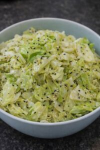 Descubra a Receita Simples de Salada de Repolho com Sementes de Gergelim Que Vai Surpreender a Sua Família em Poucos Minutos!