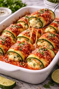 Enroladinho de Abobrinha Recheado com Queijo ao Molho de Tomate: Uma Receita Leve e Saborosa para Impressionar!