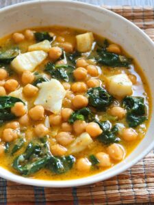 O Prato Perfeito para Aquecer o Seu Dia: Grão-de-Bico com Espinafre e Legumes