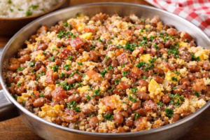 Feijão tropeiro caseiro, simples e cheio de sabor