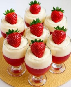 Taças de Gelatina com Creme e Morango