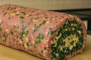 Rocambole de Carne Moída Recheado com Farofa de Couve