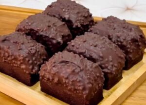 Bolo de Chocolate com Cobertura Crocante