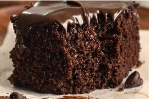 Bolo de Chocolate com Ganache e Granulado Irresistível que some da mesa em minutos