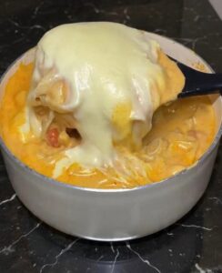 Macarrão Cremoso de Salsicha com Milho e Muçarela: Receita Fácil
