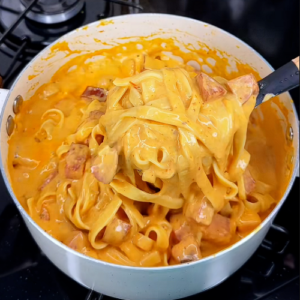 Macarrão Cremoso com Bacon e Calabresa em 25 Minutos com Creme de Leite Nestlé